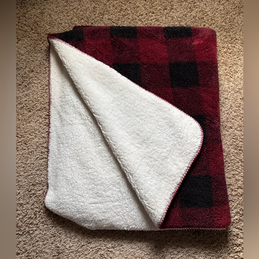 Broyhill red and black checkered throw - Picture 2 of 3